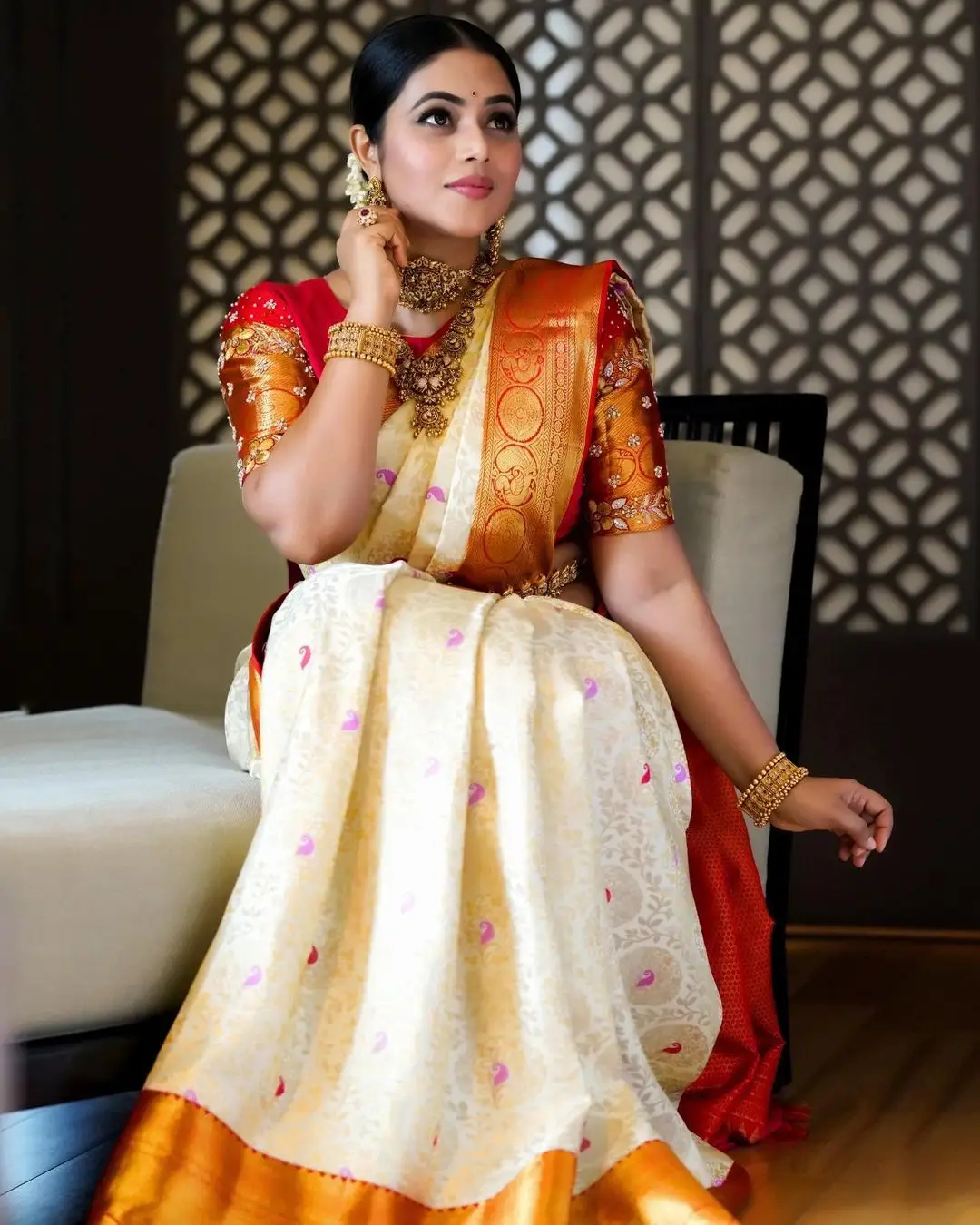 SHAMNA KASIM WEARING BEAUTIFUL JEWELLERY WHITE PATTU SAREE 2